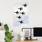 De Thunderbird vormt een 6-schip Delta-formatie Poster (Thuiskantoor)