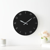 'De tijd is nu' minimale typografie Grote Klok (Huis)