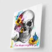 De tijd verandert alles aan de florale vlindersche vierkante klok (Hoek)