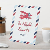 De tijd vliegt vliegtuigverjaardag in vluchtsnacks reclamebord met voetstuk (Insitu)