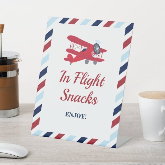 De tijd vliegt vliegtuigverjaardag in vluchtsnacks reclamebord met voetstuk (Insitu)