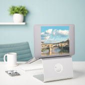 De tijdloze charme van Ponte Vecchio Sticker (Laptop op bureau)