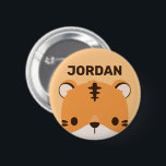 De Tijger van de klap met Persoonlijke Naam Ronde Button 5,7 Cm<br><div class="desc">Een schattig ontwerp om je dag op te helderen. Dit ontwerp bevat een leuke illustratie van de tijgercartoon met een gepersonaliseerde naam in de bruine moderne sans serif lettertype stijl op de oranje pastelachtergrond. Perfecte persoonlijke cadeaus voor kinderen.</div>