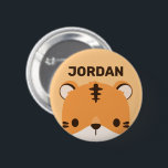 De Tijger van de klap met Persoonlijke Naam Ronde Button 5,7 Cm<br><div class="desc">Een schattig ontwerp om je dag op te helderen. Dit ontwerp bevat een leuke illustratie van de tijgercartoon met een gepersonaliseerde naam in de bruine moderne sans serif lettertype stijl op de oranje pastelachtergrond. Perfecte persoonlijke cadeaus voor kinderen.</div>