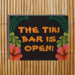 De Tiki Bar is open teken op zwart Houten Kist Print<br><div class="desc">De Tiki Bar is een open teken op zwart met tropische bladeren en hibiscus-bloemen aan de zijkanten.</div>