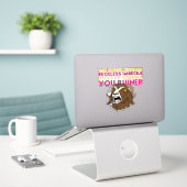 De Tirade van Prepotente | Dungeon Crawler Carl Sticker (Laptop op bureau)