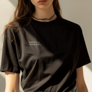 De titel van het boek is "Digital Soul, Analog Tea T-shirt