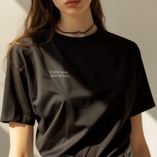 De titel van het boek is "Digital Soul, Analog Tea T-shirt