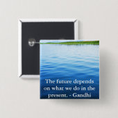 De toekomst hangt af van wat we in de cadeau doen. vierkante button 5,1 cm (Voorkant /achterkant)