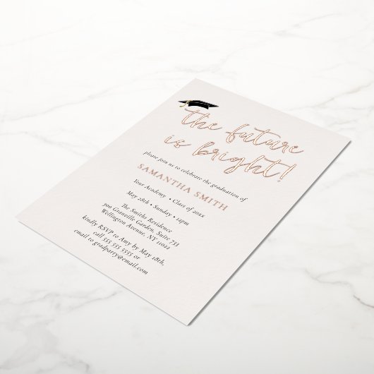 De toekomst is de Bright Gold Script Gradup Cap Folie Uitnodiging (Gedraaid)