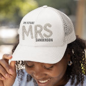 De toekomst Mrs. Bride Faux Pearl Patch Trucker Pet