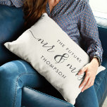 De Toekomstige Mijnheer en Mevrouw Elegant Schrift Kussen<br><div class="desc">Vier je liefde met deze chic en romantische kussenhoes met je toekomstige familienaam Mijnheer & Mevrouw in houtskool vintage script calligrafie lettertype. Kies je eigen achtergrondkleur onder verder aanpassen. Dit zou het perfecte cadeau zijn voor een bruidsfeest, verlovingsfeest, of Valentijnsdag. De grijze en ivoor tinten zien er goed uit met...</div>