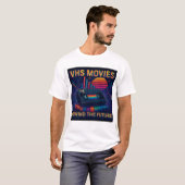 De toekomstige VHS terugspoelen T-shirt (Voorkant volledig)