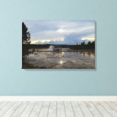 De toeristen bezoeken het benedenbekken van de Gey Canvas Afdruk (Insitu (Houten vloer))