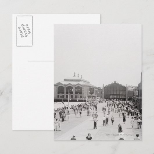 De toeristen van de toevlucht op promenade briefkaart (Voorkant / Achterkant)