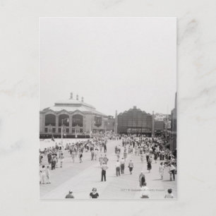 De toeristen van de toevlucht op promenade briefkaart