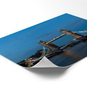 De torenbrug tijdens de blauwe uur poster (Hoek)