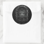 De Tovenarij Deur — door BurnsInHell Ronde Sticker (Tas)