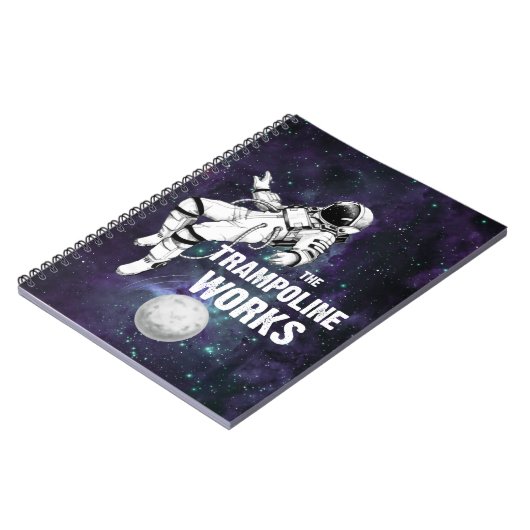 De trampoline werkt zwart-wit Astronaut Notitieboek (Linkerzijde)