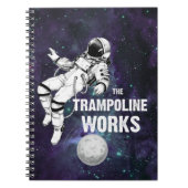 De trampoline werkt zwart-wit Astronaut Notitieboek (Voorkant)