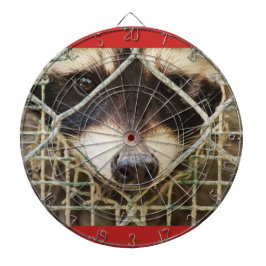 de treurige blik van een wasbeer achter het kooi d dartbord