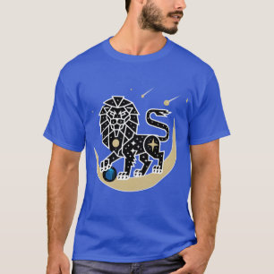 De trots van een leeuw tussen de sterren t-shirt