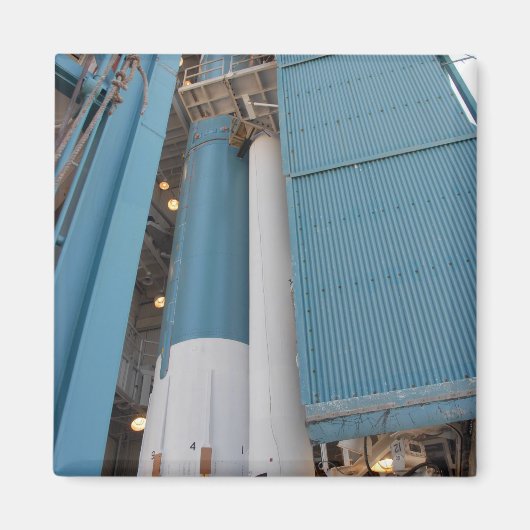 De tweede vaste raketmotor wordt in een loodje gep magneet (Voorkant)