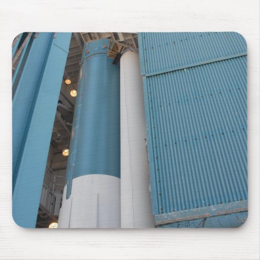 De tweede vaste raketmotor wordt in een loodje gep muismat (Voorkant)