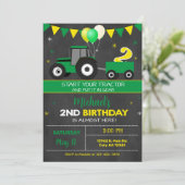 De tweede verjaardag van de groene tractor jongen. kaart (Staand voorkant)