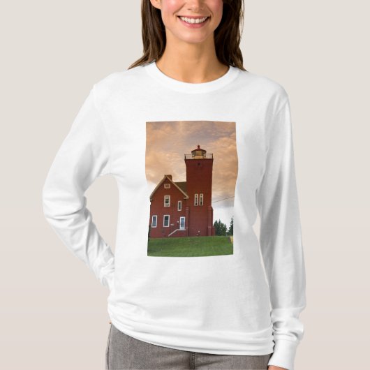 De Two Harbors Lighthouse met uitzicht op Agate Ba T-shirt (Voorkant)