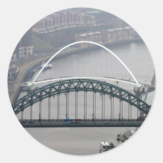 De Tyne Bridge en de Millenniumbrug Ronde Sticker (Voorkant)