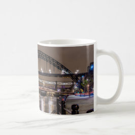De Tyne Bridge 's nachts Koffiemok