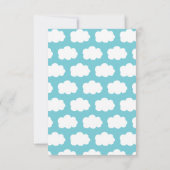 De uitnodiging van het feest met schattige wolken (Achterkant)