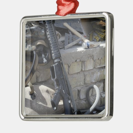 De uitrusting van een zee metalen ornament (Links)