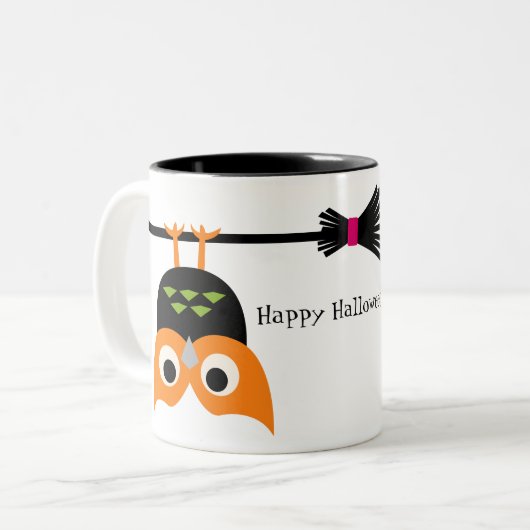 De Upside Down Uil op een Broom Halloween Mok (Voorkant links)