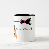 De Upside Down Uil op een Broom Halloween Mok (Center)