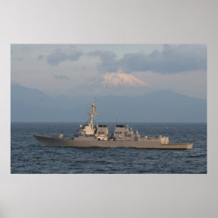 De USS McCAMPBELL met de berg Fuji op de achtergro Poster