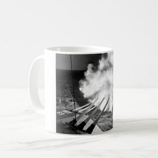 De USS Missouri vuurt 16-inch shell_War Afbeelding Koffiemok (Voorkant links)