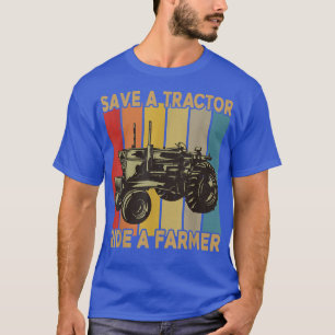 De vader van de boer redt een tractor die een boer t-shirt