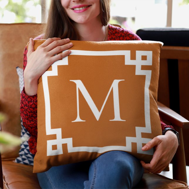 De verbrande Oranje en Witte Zeer belangrijke Gren Kussen (Create your own monogrammed Greek Key border square throw pillow.)