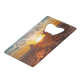 De verbrijzelde zonsondergang van glas over de mon creditkaart flessenopener