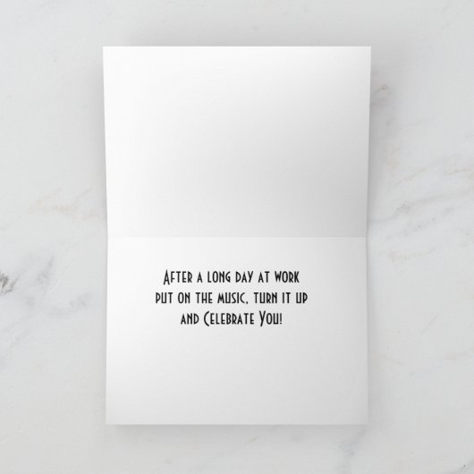 **DE VERJAARDAG VAN DE COLLEGA** ZET DE MUZIEK OP  KAART (Binnen)