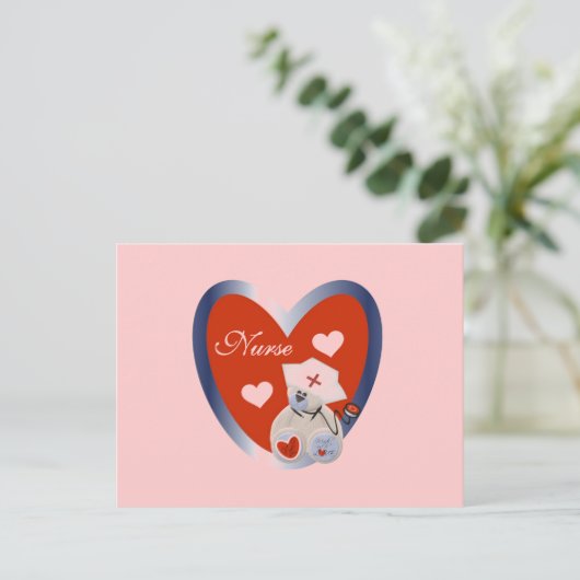 De verpleegster draagt met de T-shirts en de Briefkaart (Staand voorkant)