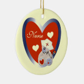 De verpleegster draagt met de T-shirts en de Keramisch Ornament (Rechts)