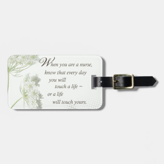 De verpleegster raakt een leven met wilde bloemen bagagelabel (Voorkant horizontaal)