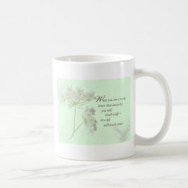 De verpleegster raakt een leven met wilde bloemen koffiemok