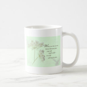 De verpleegster raakt een leven met wilde bloemen koffiemok