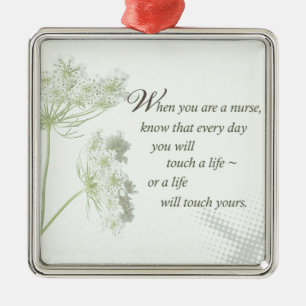 De verpleegster raakt een leven met wilde bloemen metalen ornament