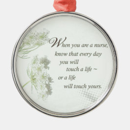 De verpleegster raakt een leven met wilde bloemen  metalen ornament