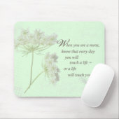 De verpleegster raakt een leven met wilde bloemen  muismat (Met muis)